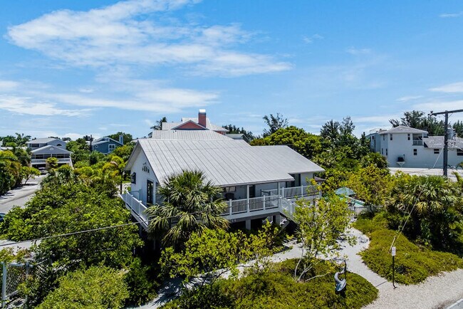 Building Photo - 744 N Shore Dr