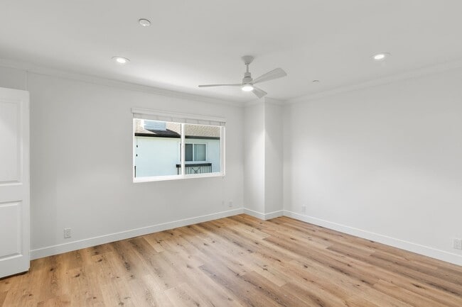 Building Photo - Steps from 17th Street - Beautifully Updated 2 Bed, 2.5 Bath Townhome in Newport Beach