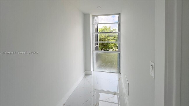 Building Photo - 3301 N Country Club Dr
