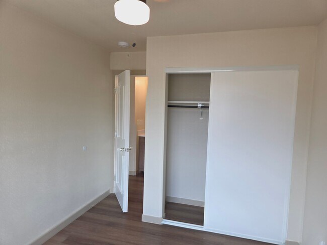 Building Photo - 1805 James Pl