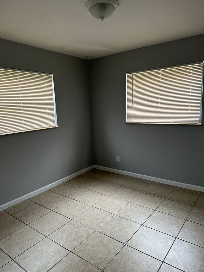 Building Photo - 5/2 Home For Rent