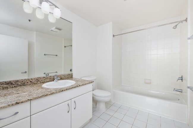 Building Photo - 250 King St