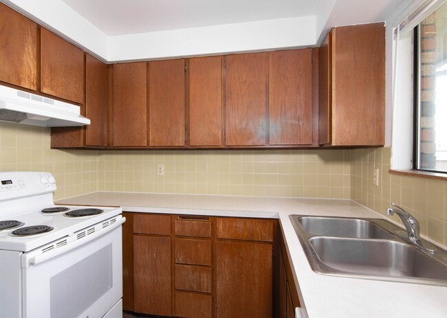 Building Photo - Updated 2 Bed 1 Bath Duplex with full basement Carport and Washer / Dryer provided