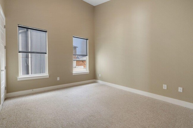Building Photo - 6124 Florencia Ln