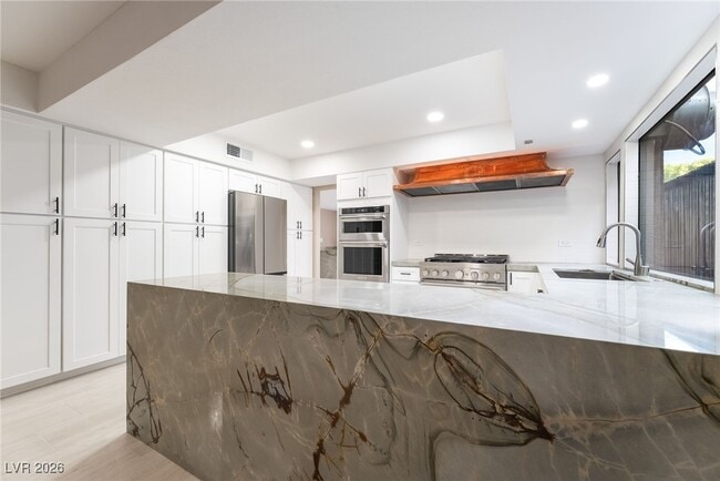 Building Photo - 968 Pinehurst Dr