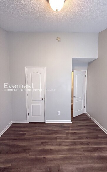 Building Photo - 8631 Thomas Ln