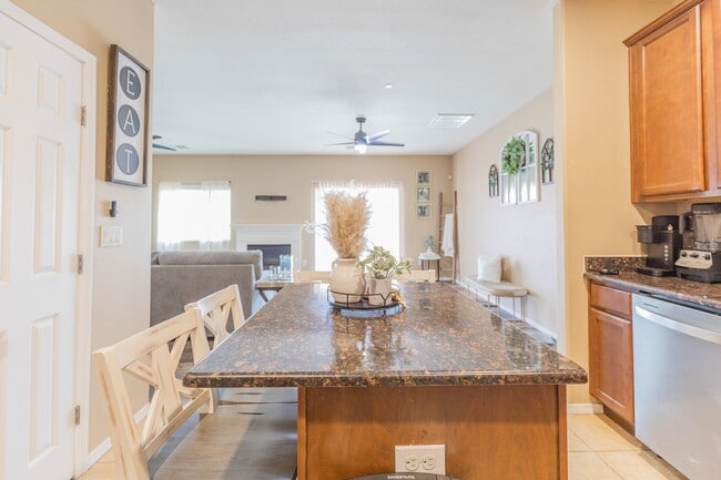 Building Photo - Conveniently located 3 Bedroom, 2 bath wit...