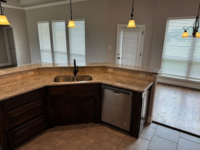 Building Photo - 105 Sandstone Ln