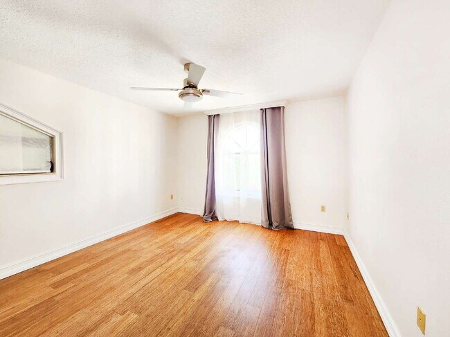 Building Photo - "3-Bed, 3-Bath Gem in New Port Richey with 2,233 Sq Ft of Living Space!"