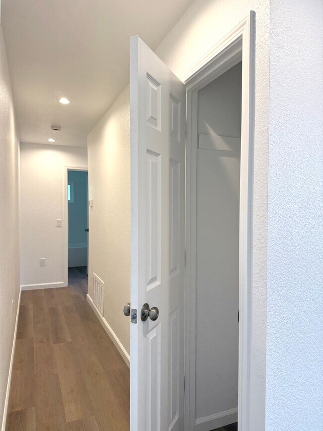 Building Photo - Fully Renovated 2 bed 1 bath !!