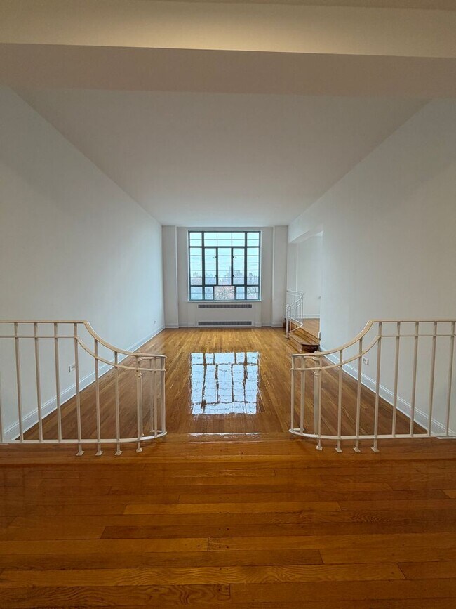 Building Photo - Beautiful 3 bed 3 bath Apartment designed by Lead Architect Steward Wagner and Alfred Fellheimer ...