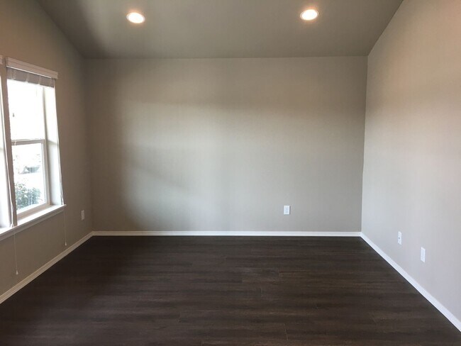 Building Photo - Newer 2 Bedroom / 1 Bathroom in SW Redmond
