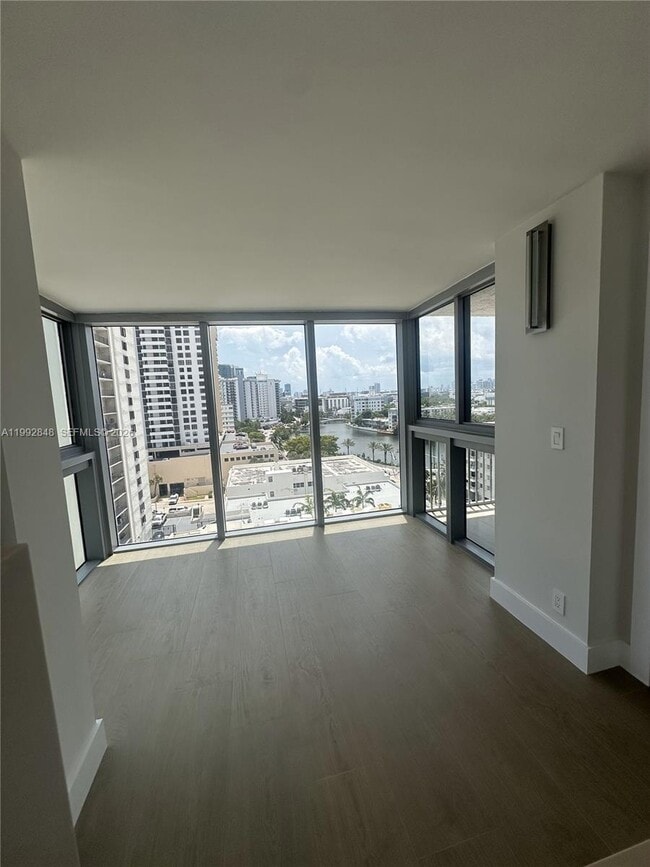 Building Photo - 2655 Collins Ave