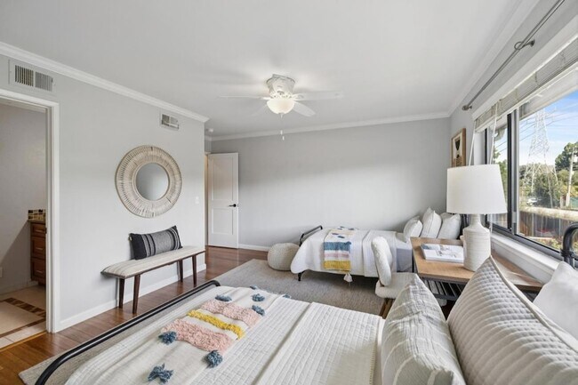 Building Photo - 646 S Ahwanee Terrace