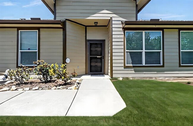Building Photo - 711 Rolling Oak Dr