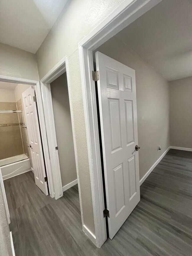 Building Photo - SPACIOUS 2 BEDROOM 1 BATH UPSTAIRS