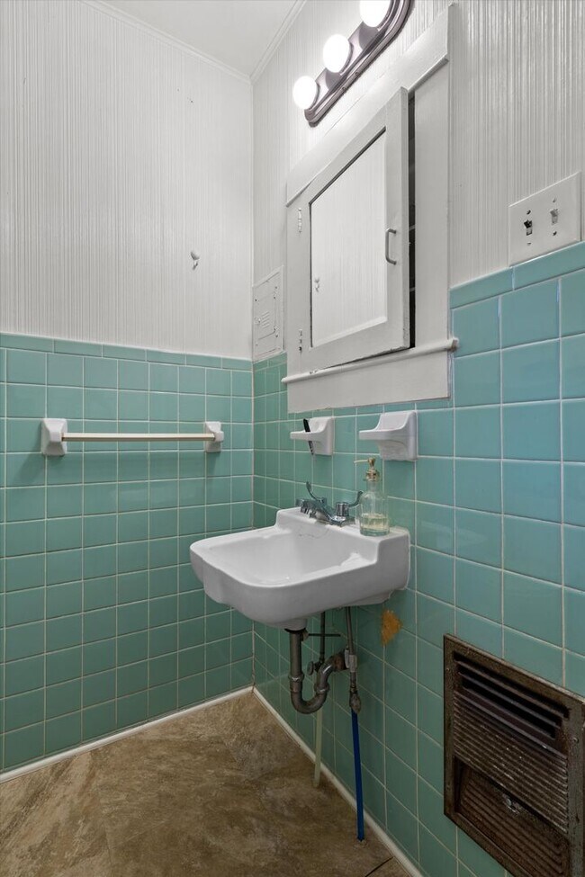 Building Photo - 3404 Grooms St