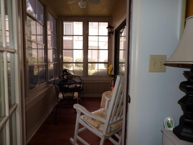 Building Photo - 4266 Pinehurst Cir