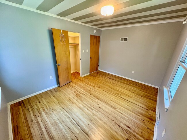 Building Photo - 4 Bedroom 2 Bathroom house