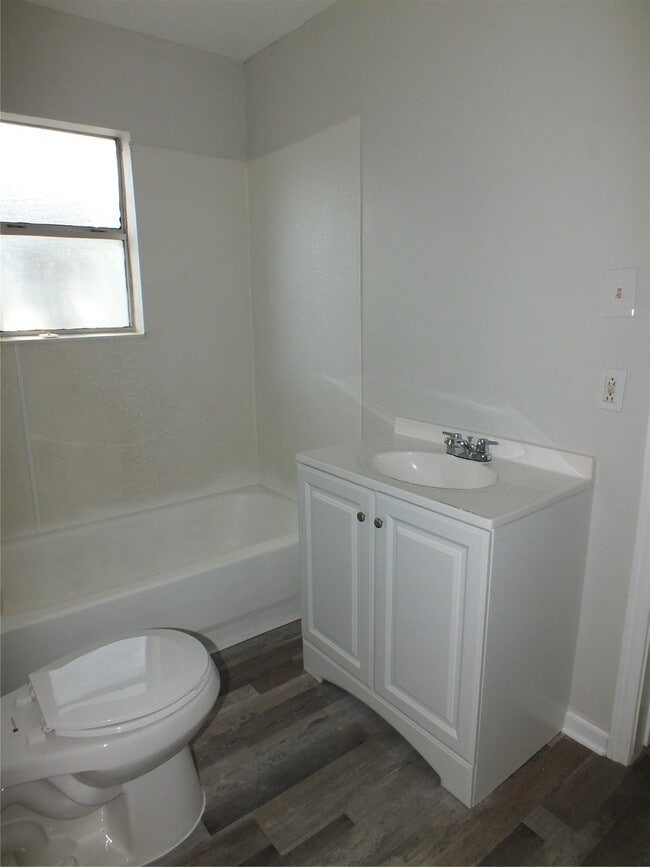 Building Photo - 1706 Wipprecht St