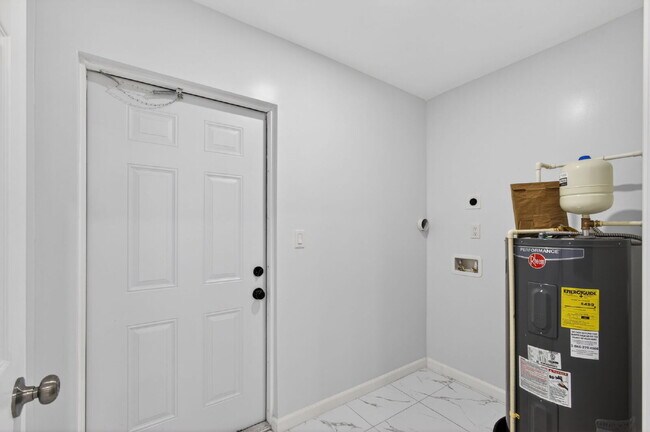 Building Photo - "Spacious 4-Bedroom Oasis with 2 Full Baths in Beautiful Riviera Beach!"