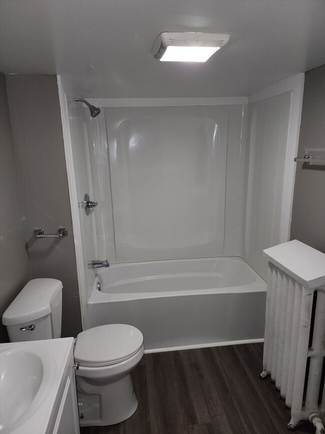 Building Photo - 3 bedroom 1.5 bath home