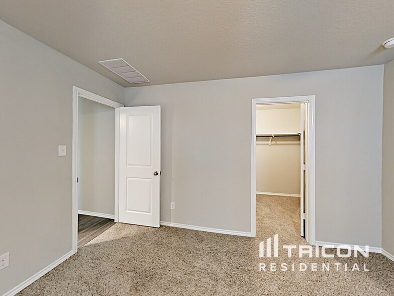 Building Photo - 2415 Marbach Woods