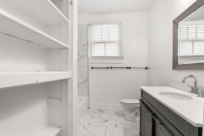 Building Photo - Fresh and elegant 5 Bedroom ONE BLOCK from...