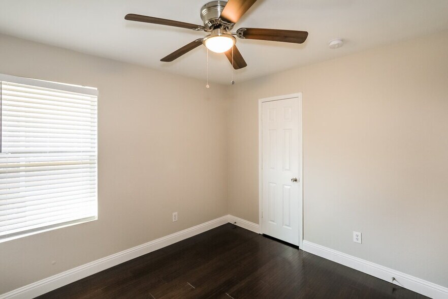 Building Photo - 1428 Waterford Dr