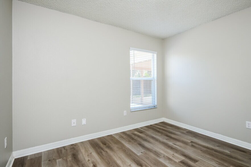 Building Photo - 652 Sitka Ct