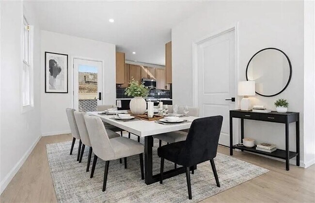 Building Photo - 4 bed 2.5 bath - stunning home, great location, must see.