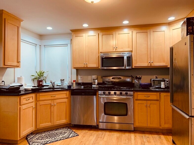 Building Photo - 27 Iroquois St