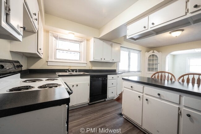 Building Photo - "Charming 2-Bed Home with Gleaming Hardwoo...