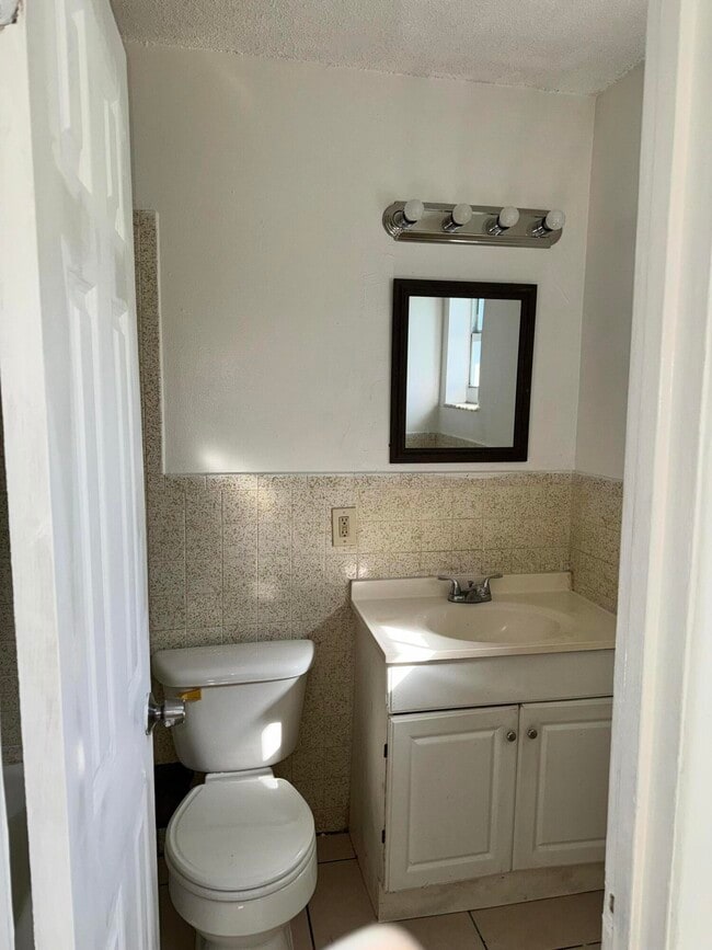 Building Photo - 1417 N J St