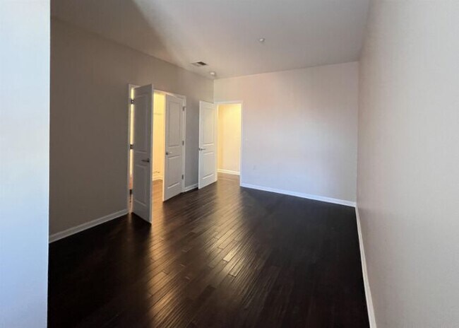 Building Photo - 1209 Summit Ave