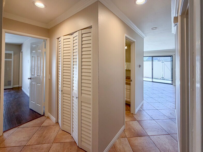 Building Photo - 28606 Conejo View Dr
