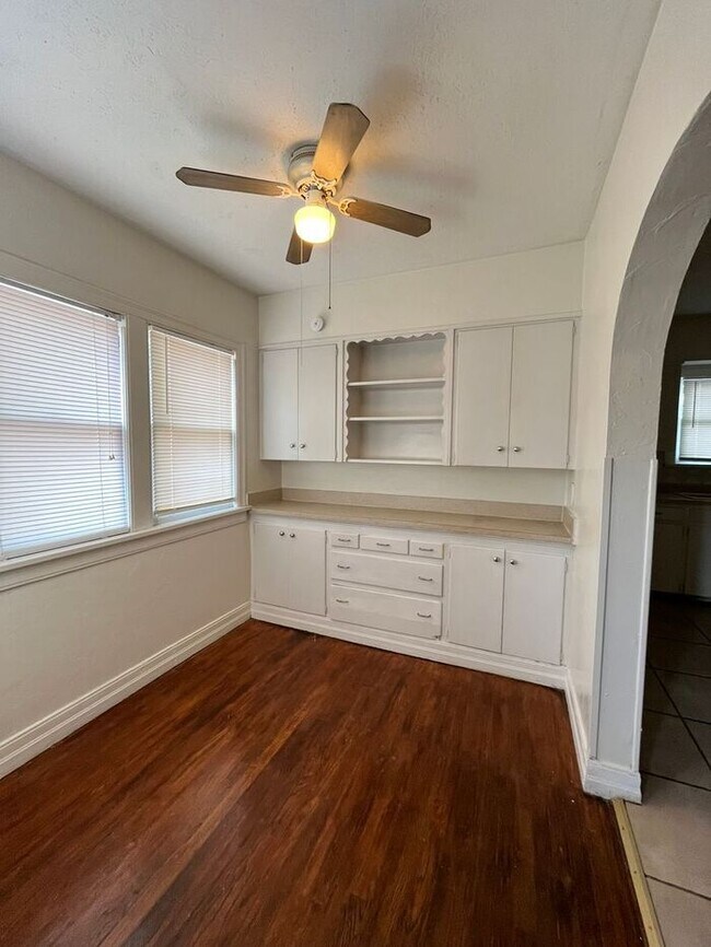 Building Photo - Large 2 Bed 1 Bath 1 car garage Duplex in Shartel Blvd Addn