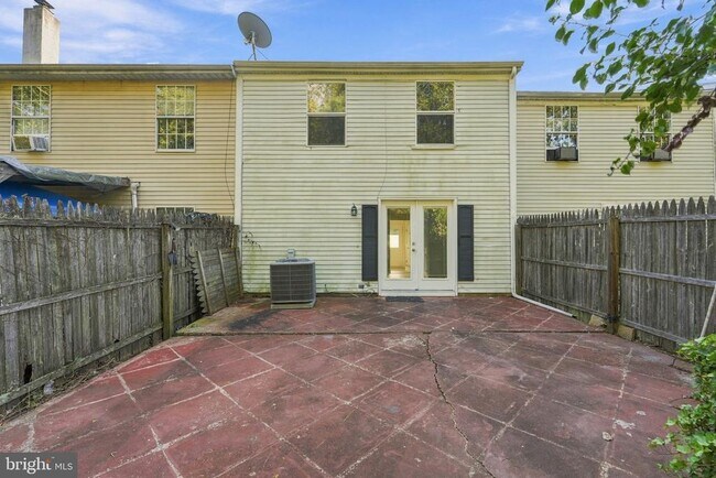 Building Photo - 8 Victoria Manor Ct