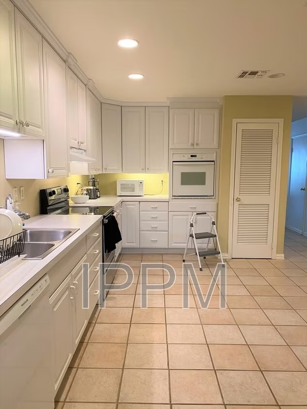 Building Photo - 5320 Guava Dr