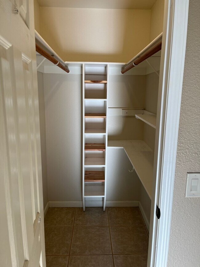 Building Photo - Modern, updated 3B/2B with fenced yard and sun room in Cottonwood