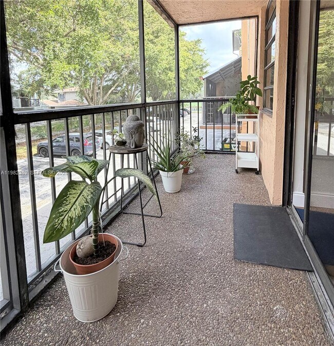 Building Photo - 450 Commodore Dr