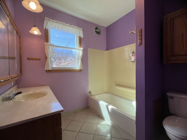 Building Photo - DUBUQUE:  NICE Duplex, hardwood floors, Ce...