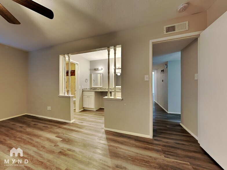Building Photo - 2822 Canary Ln