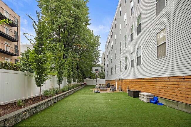 Building Photo - 510 Monroe St