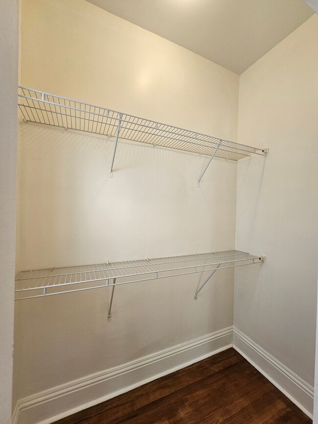 Building Photo - Beautiful Studio! Perfect Location!