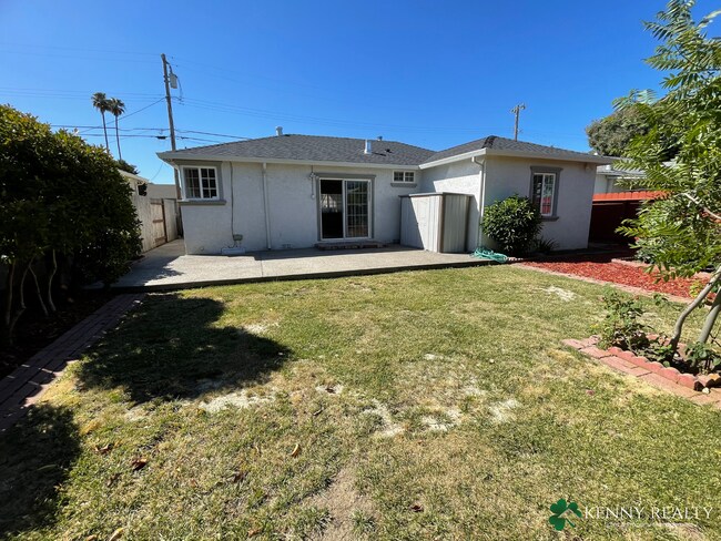Building Photo - 3 Bedroom Home in Hayward