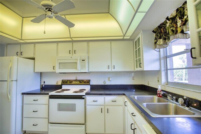 Building Photo - 102 Capri Isles Blvd