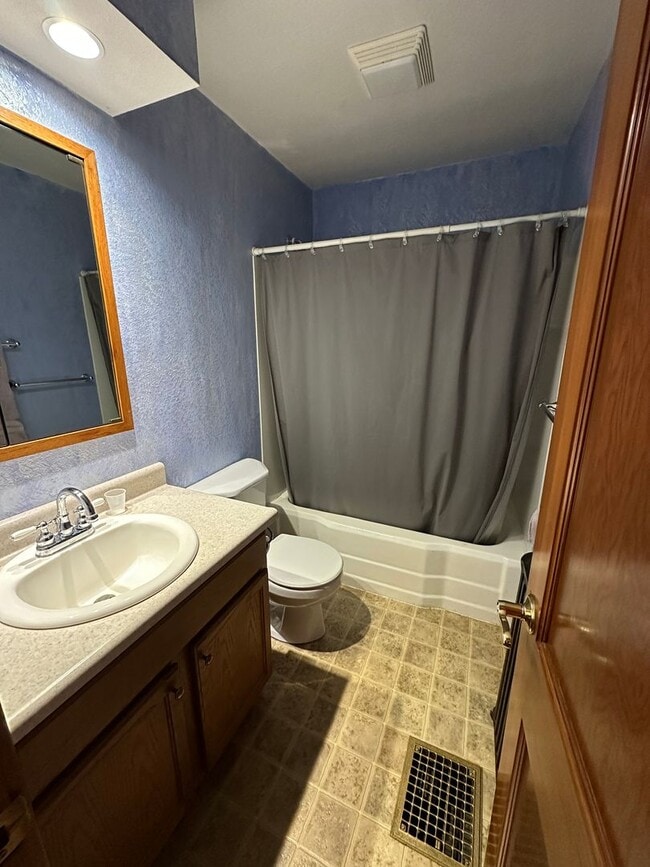 Building Photo - 4 Bedroom 2 Bathroom House - Middlebury