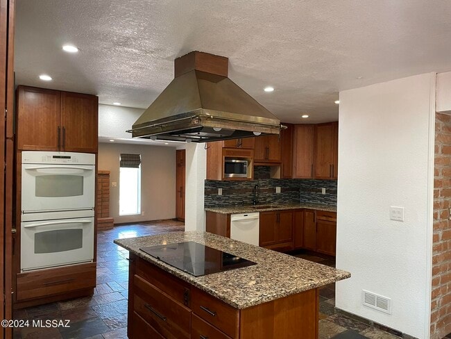 Building Photo - 5830 E Cll Del Ciervo