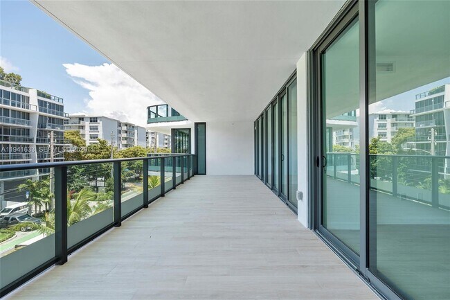 Building Photo - 9901 W Bay Harbor Dr